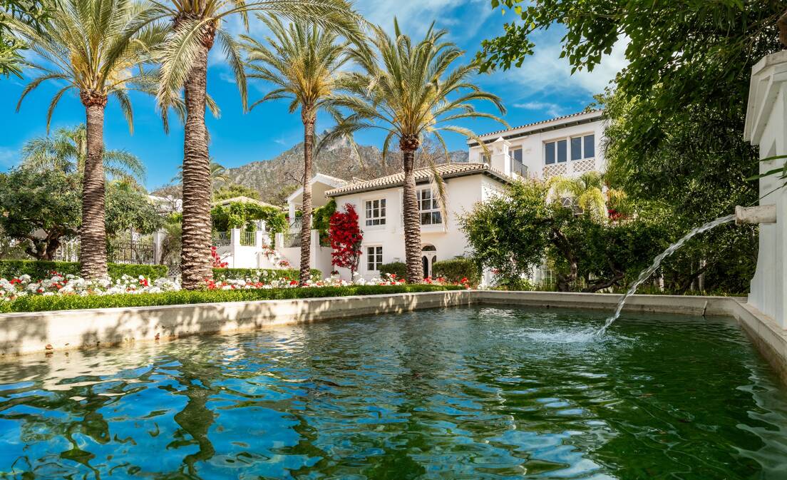 Exclusiva villa de lujo en Sierra Blanca con arquitectura colonial y vistas al mar Mediterráneo