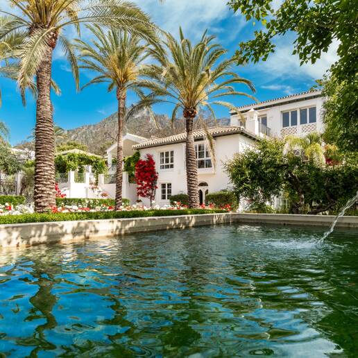 Exclusiva villa de lujo en Sierra Blanca con arquitectura colonial y vistas al mar Mediterráneo