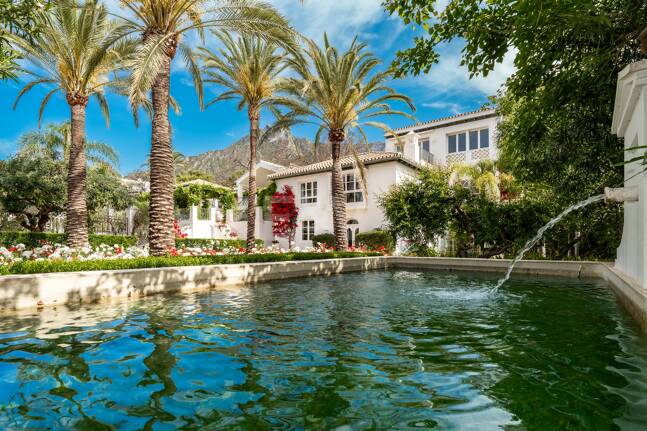 Exclusiva villa de lujo en Sierra Blanca con arquitectura colonial y vistas al mar Mediterráneo
