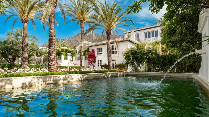 Exclusiva villa de lujo en Sierra Blanca con arquitectura colonial y vistas al mar Mediterráneo