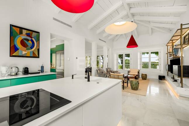 Exclusiva villa de lujo en Sierra Blanca con arquitectura colonial y vistas al mar Mediterráneo