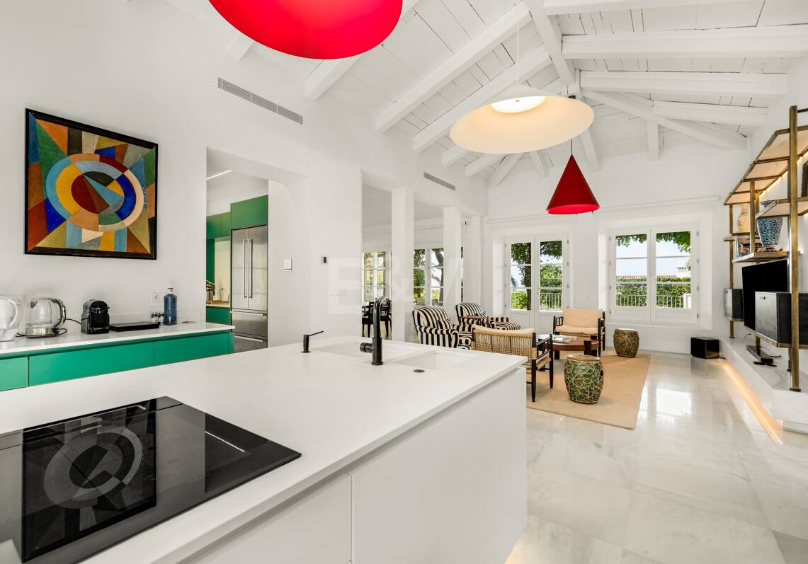 Villa de luxe exclusive en Sierra Blanca avec architecture coloniale et vue mer Méditerranée