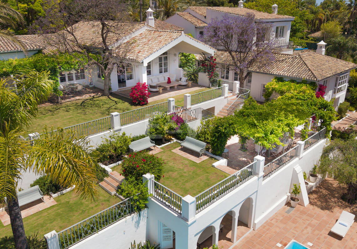 Villa de luxe exclusive en Sierra Blanca avec architecture coloniale et vue mer Méditerranée