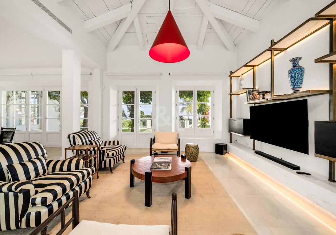 Villa de luxe exclusive en Sierra Blanca avec architecture coloniale et vue mer Méditerranée