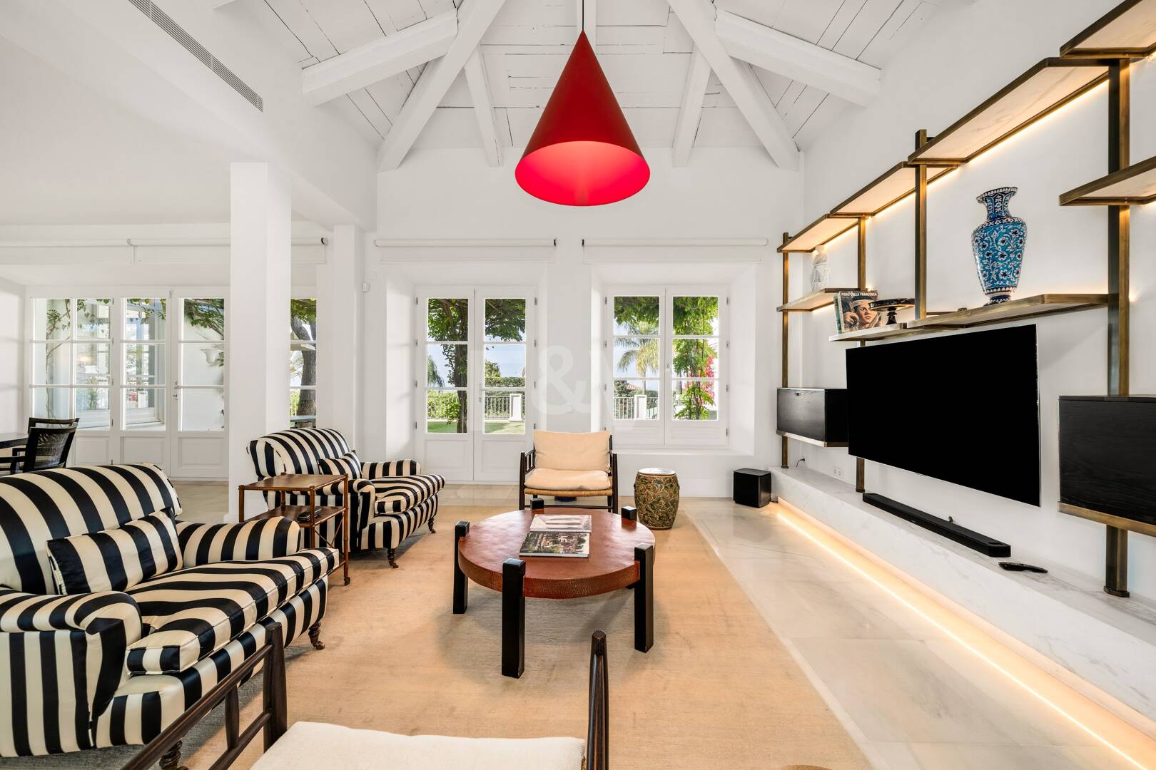 Exclusiva villa de lujo en Sierra Blanca con arquitectura colonial y vistas al mar Mediterráneo
