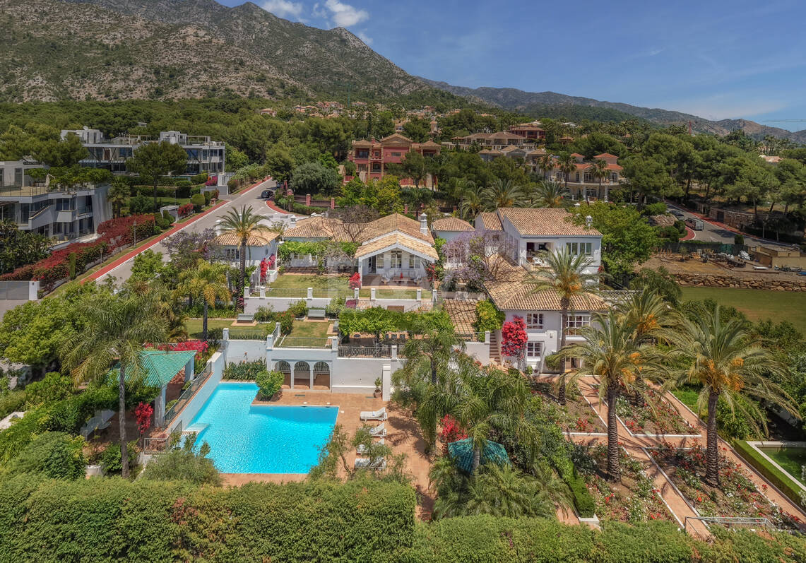 Villa de luxe exclusive en Sierra Blanca avec architecture coloniale et vue mer Méditerranée