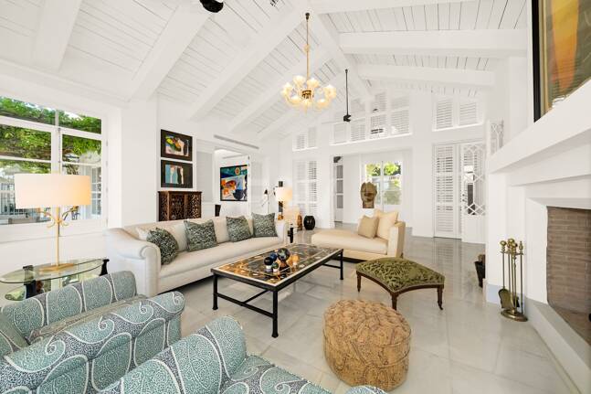 Exclusiva villa de lujo en Sierra Blanca con arquitectura colonial y vistas al mar Mediterráneo