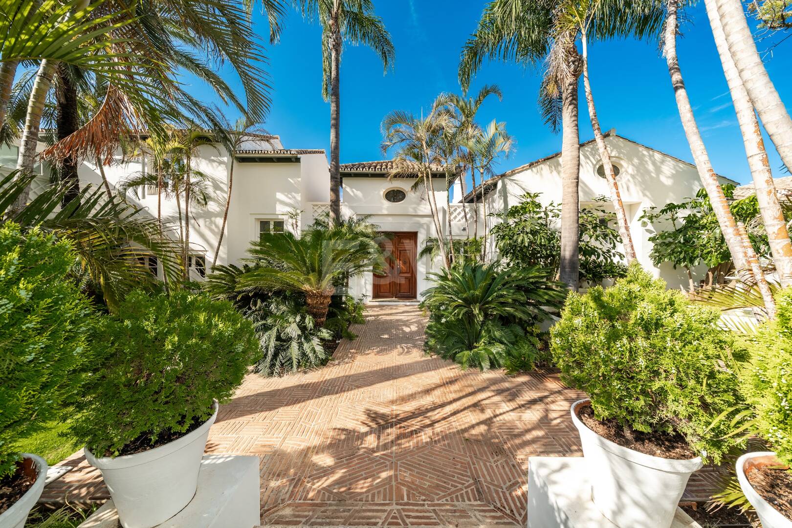 Exclusiva villa de lujo en Sierra Blanca con arquitectura colonial y vistas al mar Mediterráneo