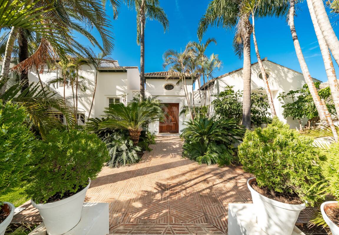 Exclusiva villa de lujo en Sierra Blanca con arquitectura colonial y vistas al mar Mediterráneo