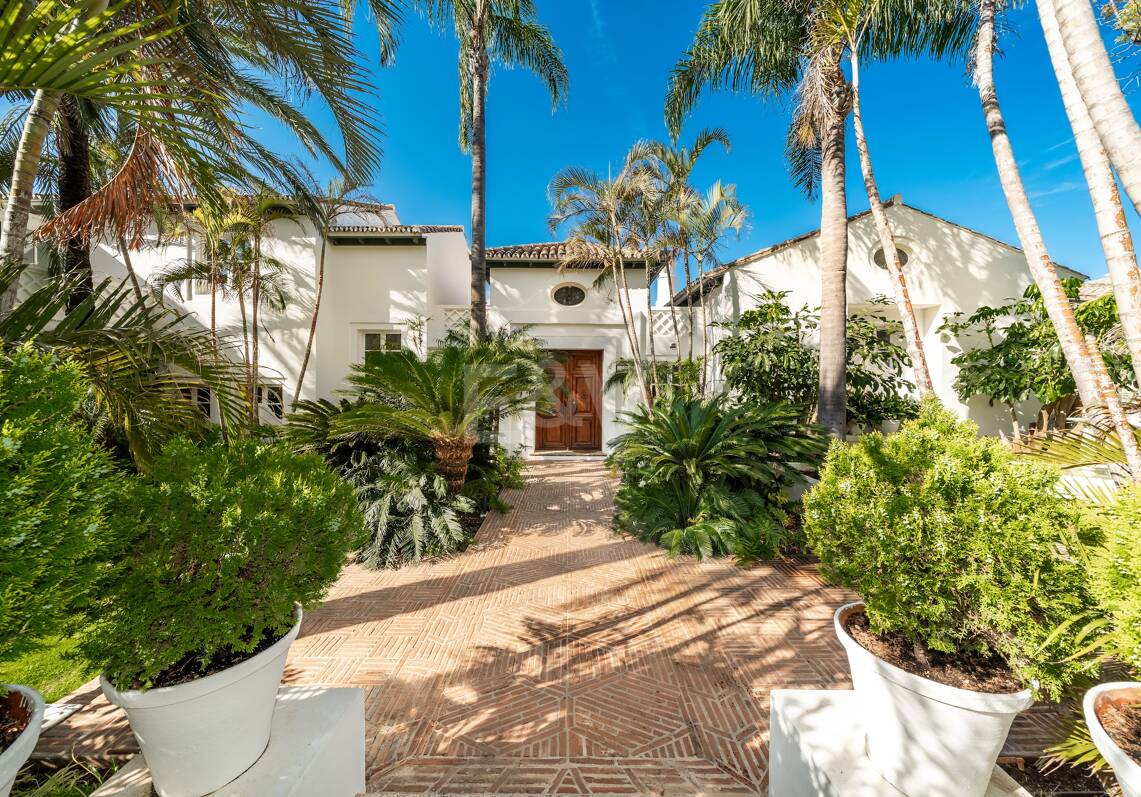 Villa de luxe exclusive en Sierra Blanca avec architecture coloniale et vue mer Méditerranée