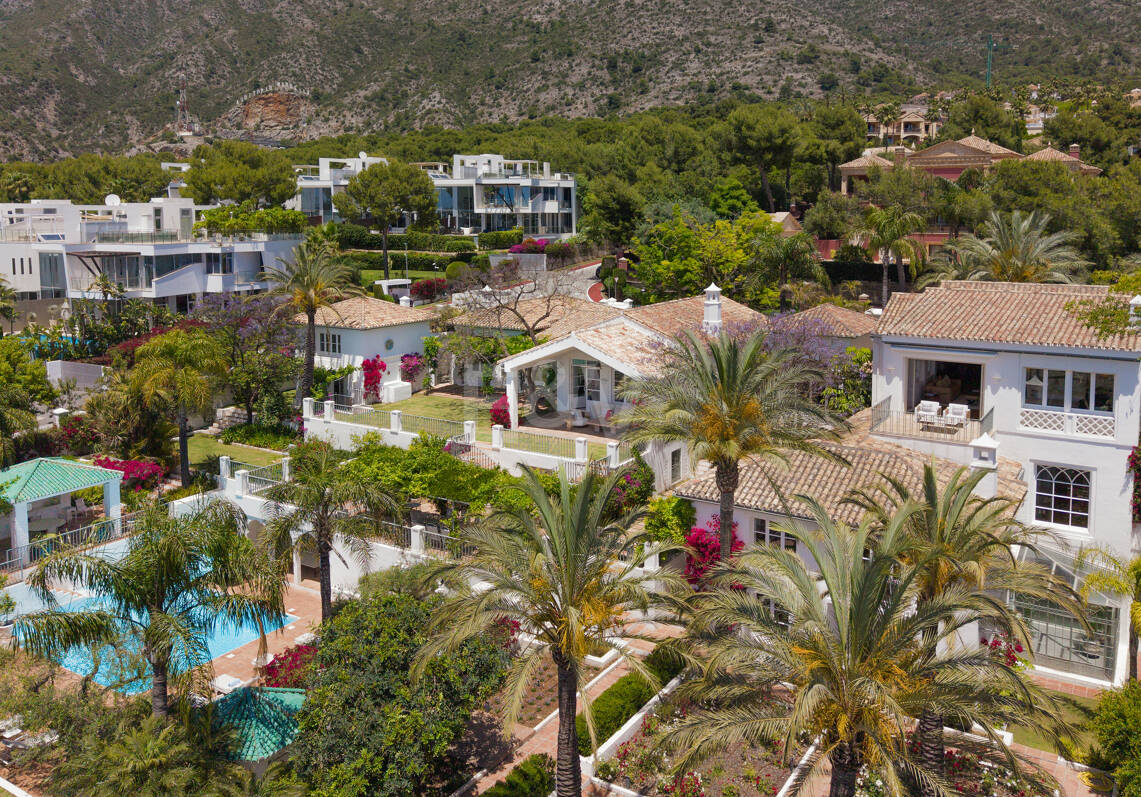 Villa de luxe exclusive en Sierra Blanca avec architecture coloniale et vue mer Méditerranée