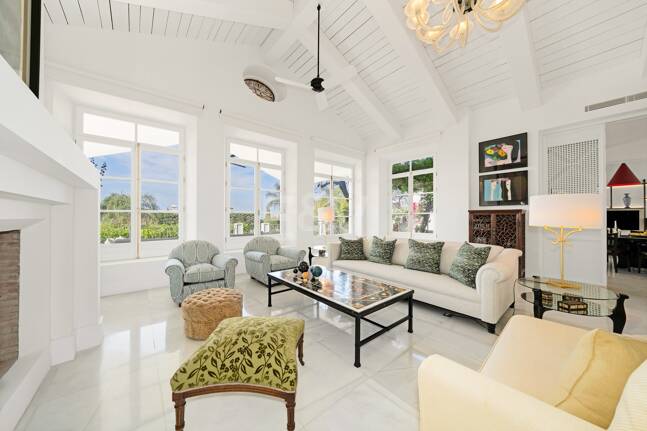 Exclusiva villa de lujo en Sierra Blanca con arquitectura colonial y vistas al mar Mediterráneo