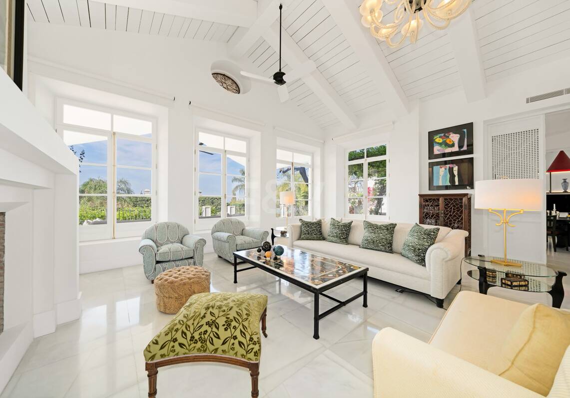 Villa de luxe exclusive en Sierra Blanca avec architecture coloniale et vue mer Méditerranée