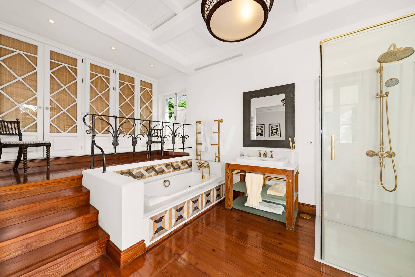 Exclusiva villa de lujo en Sierra Blanca con arquitectura colonial y vistas al mar Mediterráneo