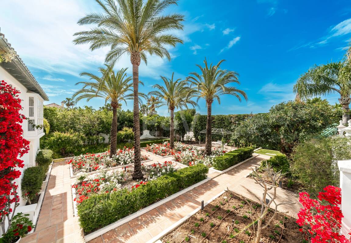 Exclusiva villa de lujo en Sierra Blanca con arquitectura colonial y vistas al mar Mediterráneo