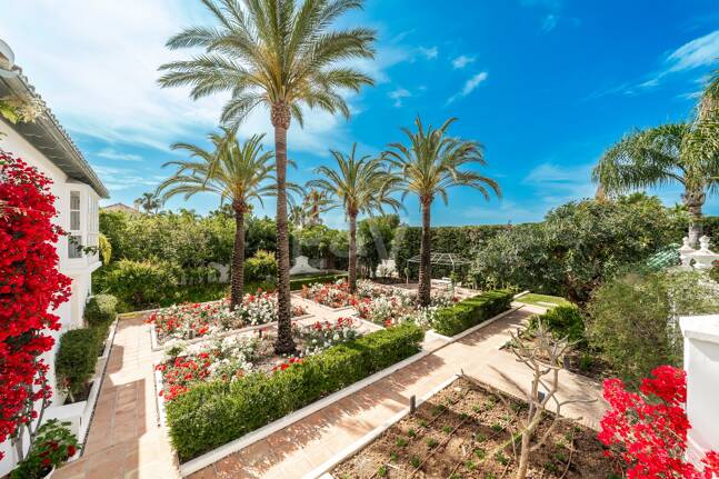 Exclusiva villa de lujo en Sierra Blanca con arquitectura colonial y vistas al mar Mediterráneo