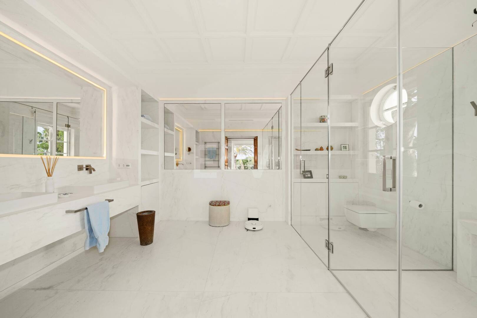 Exclusiva villa de lujo en Sierra Blanca con arquitectura colonial y vistas al mar Mediterráneo