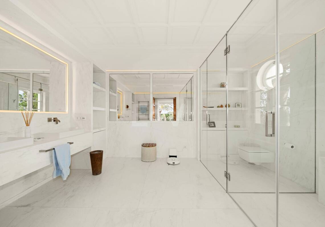 Villa de luxe exclusive en Sierra Blanca avec architecture coloniale et vue mer Méditerranée