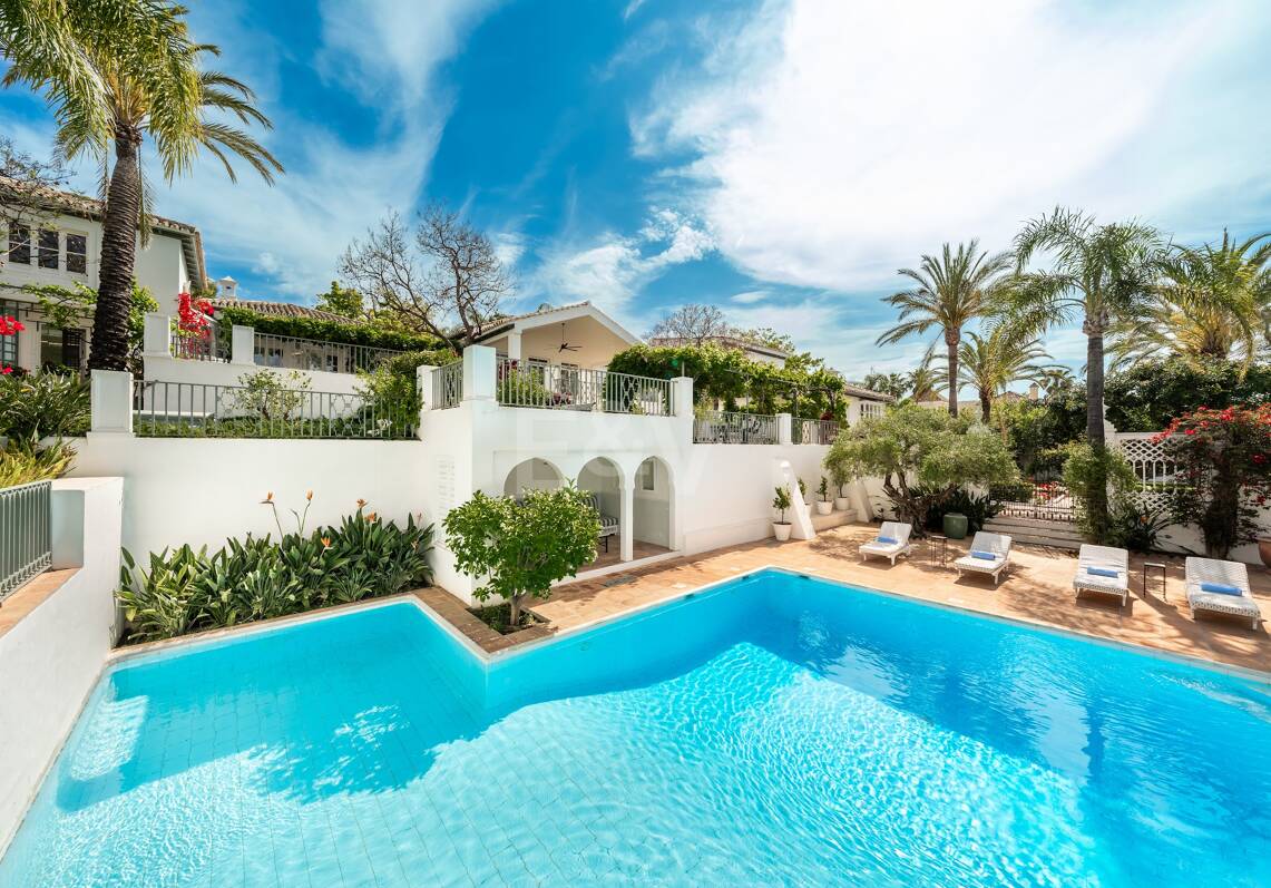 Villa de luxe exclusive en Sierra Blanca avec architecture coloniale et vue mer Méditerranée