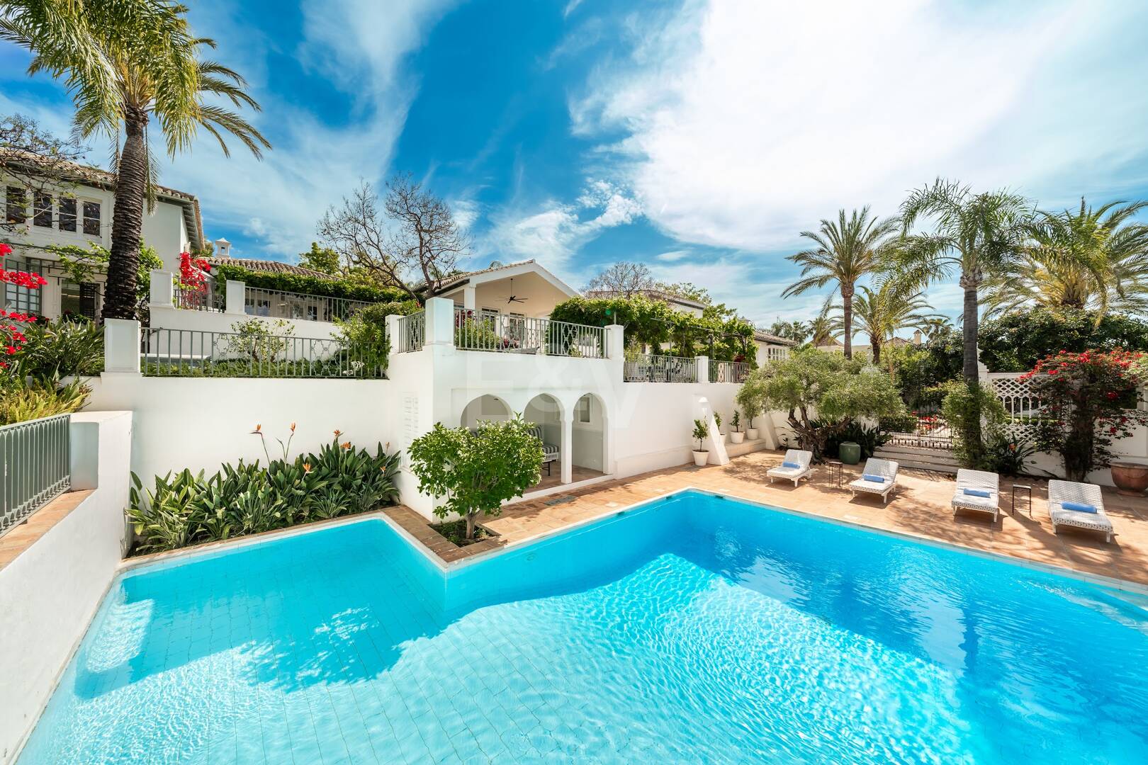 Exclusiva villa de lujo en Sierra Blanca con arquitectura colonial y vistas al mar Mediterráneo