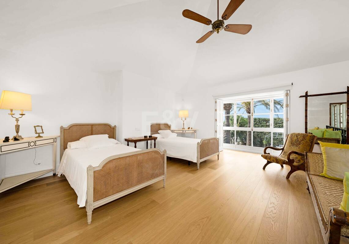 Villa de luxe exclusive en Sierra Blanca avec architecture coloniale et vue mer Méditerranée