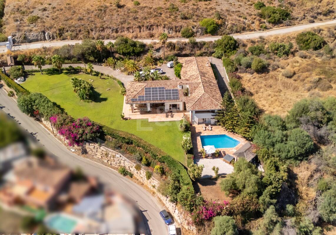 A Single- Level Villa w Puerto de los Almendros z widokiem na morze