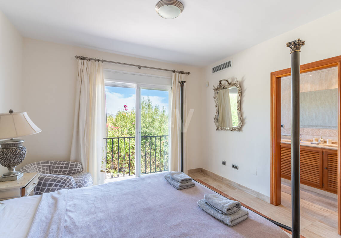 A Single- Level Villa w Puerto de los Almendros z widokiem na morze