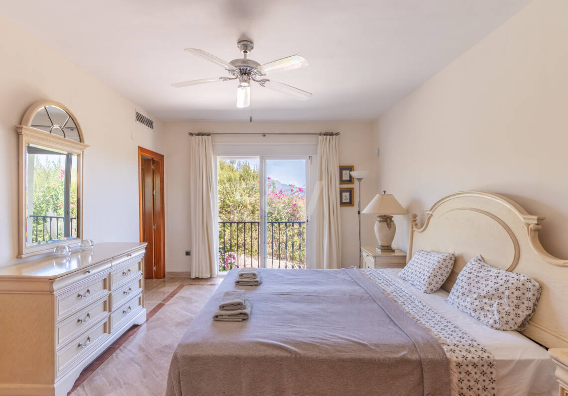 A Single- Level Villa w Puerto de los Almendros z widokiem na morze