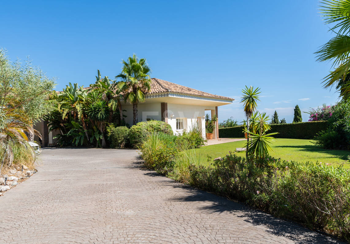 A Single- Level Villa w Puerto de los Almendros z widokiem na morze