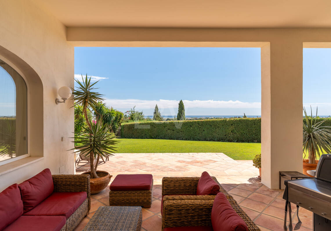 A Single- Level Villa w Puerto de los Almendros z widokiem na morze