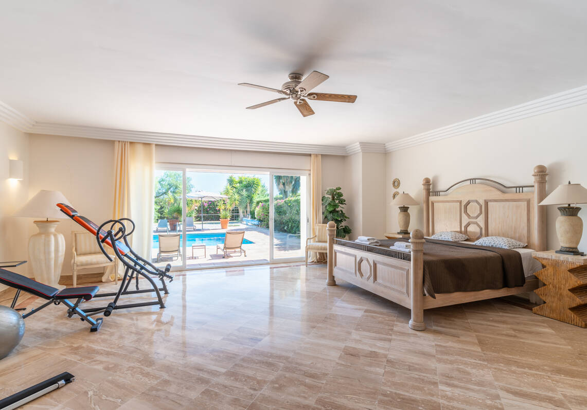 A Single- Level Villa w Puerto de los Almendros z widokiem na morze