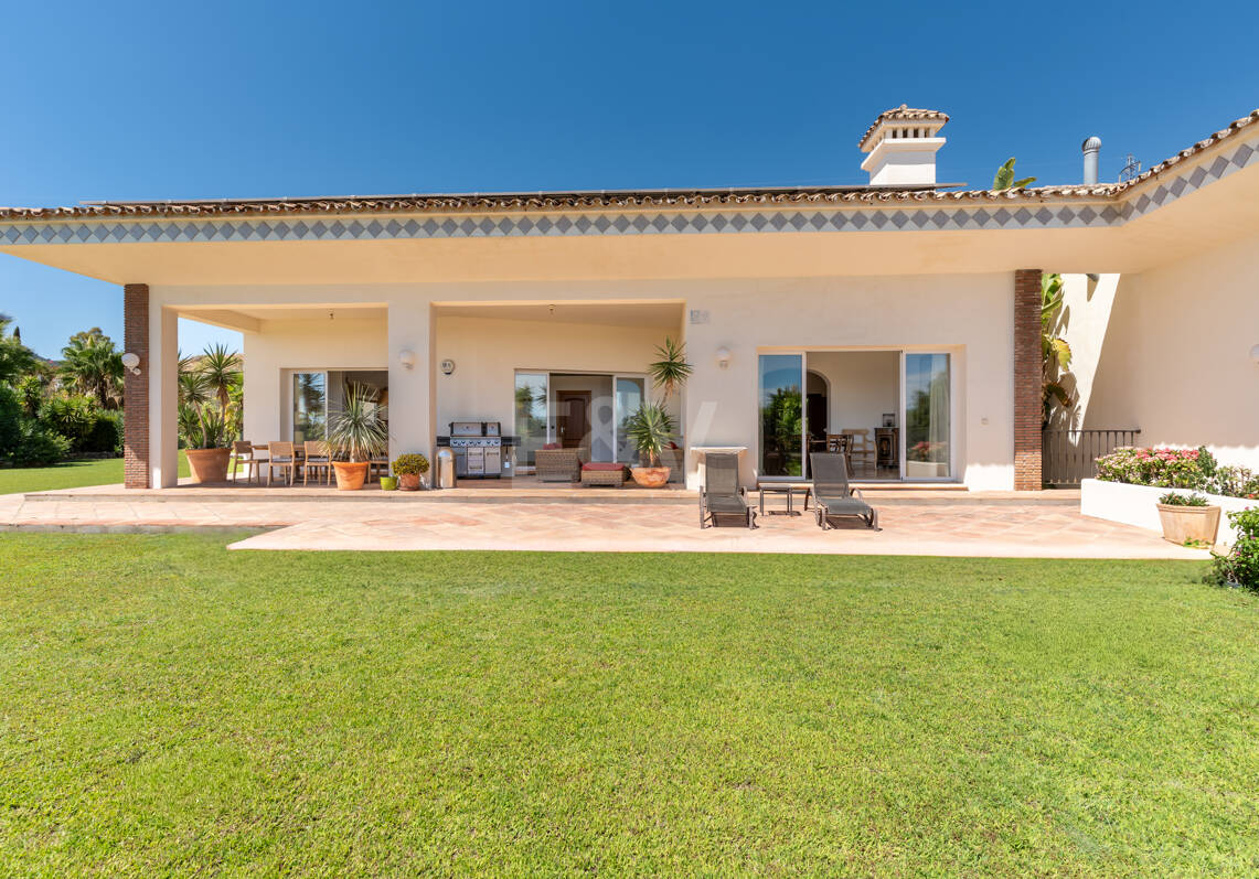 A Single- Level Villa w Puerto de los Almendros z widokiem na morze