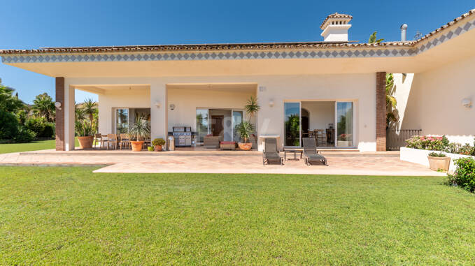 Villa de una sola planta en Puerto de los Almendros con vistas al mar