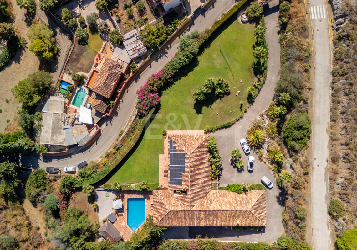 A Single- Level Villa w Puerto de los Almendros z widokiem na morze