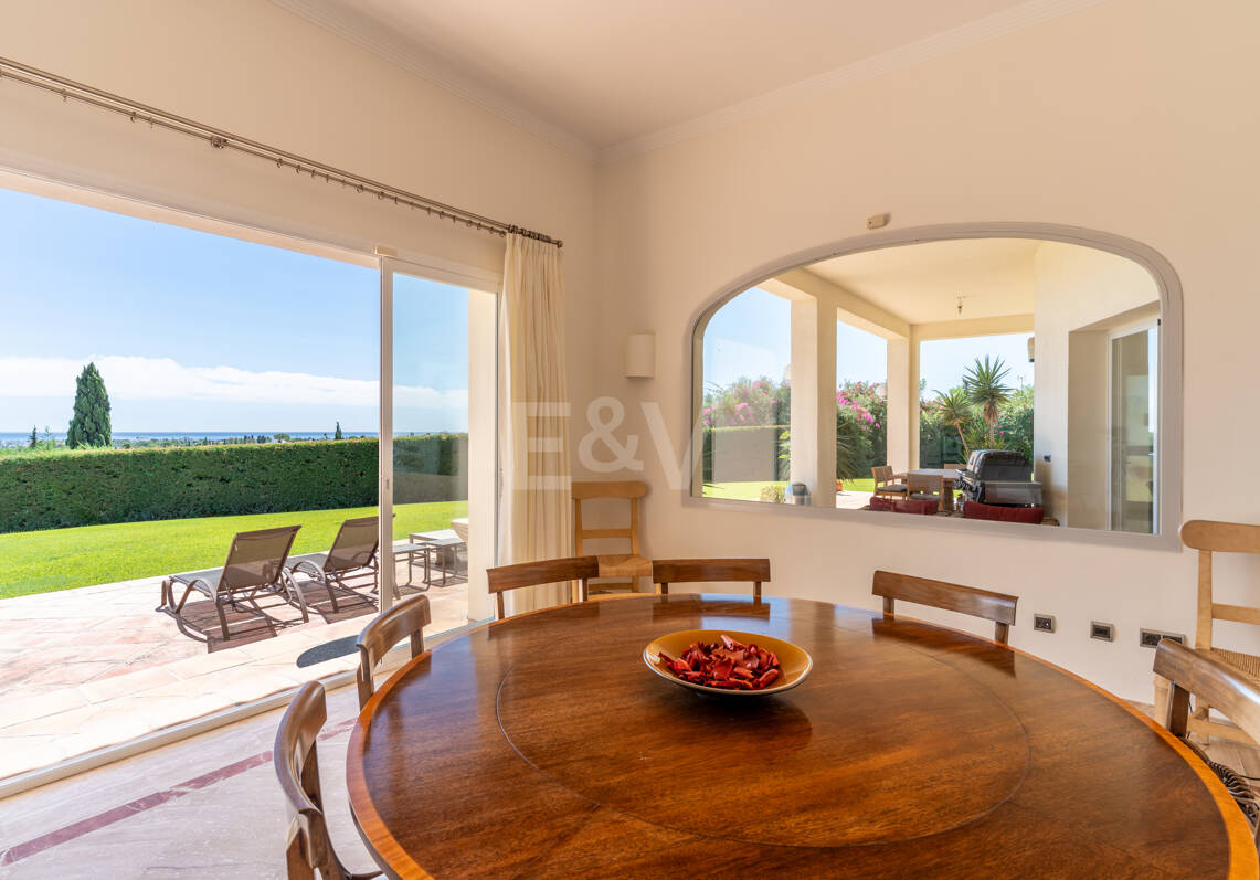 A Single- Level Villa w Puerto de los Almendros z widokiem na morze