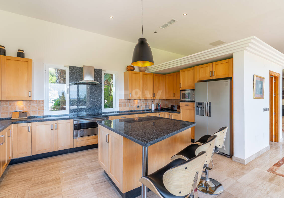 A Single- Level Villa w Puerto de los Almendros z widokiem na morze