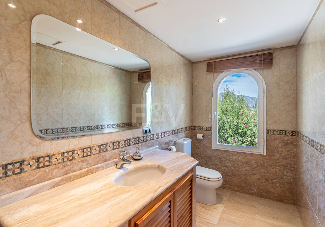 A Single- Level Villa w Puerto de los Almendros z widokiem na morze