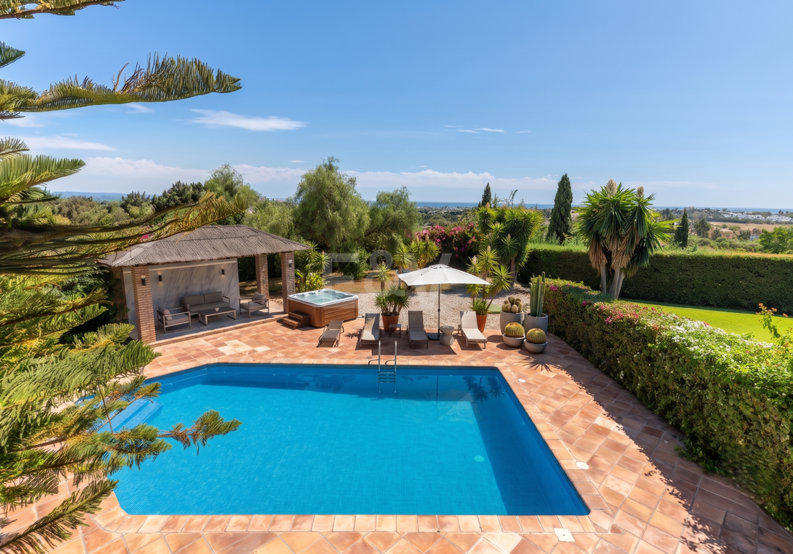 A Single- Level Villa w Puerto de los Almendros z widokiem na morze
