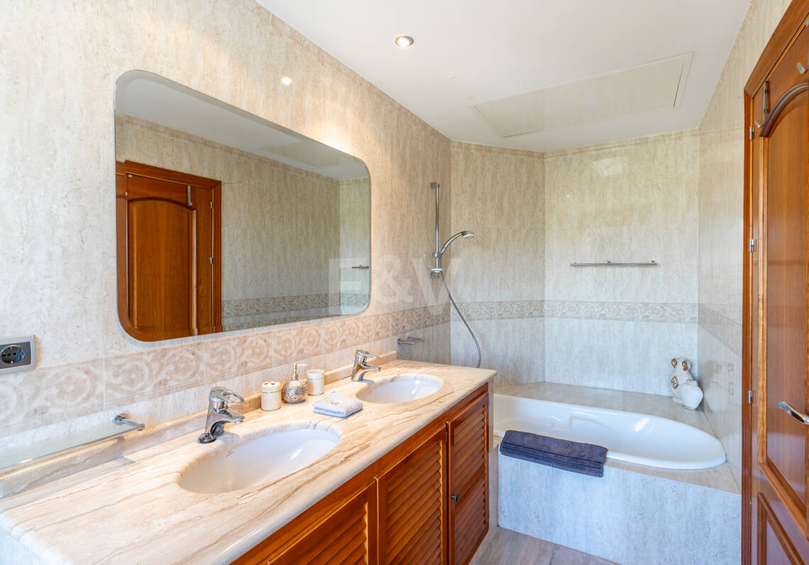 A Single- Level Villa w Puerto de los Almendros z widokiem na morze