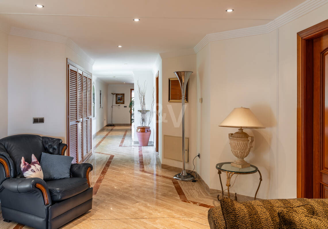 A Single- Level Villa w Puerto de los Almendros z widokiem na morze