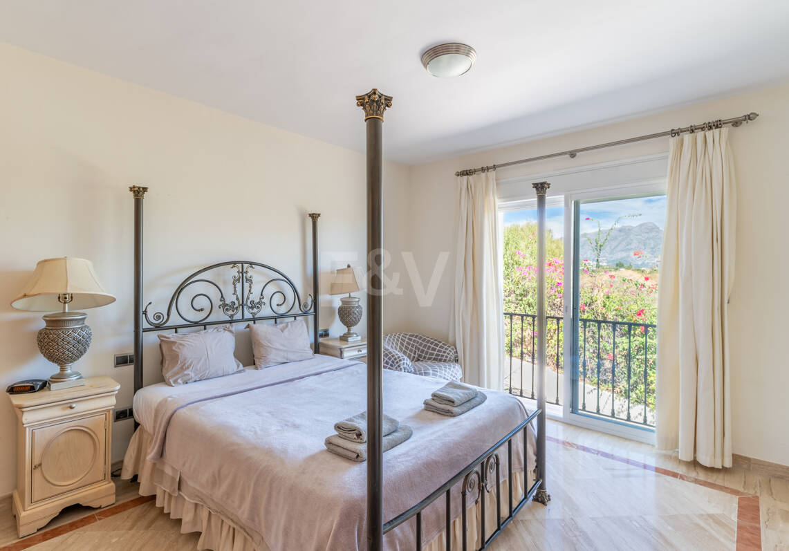 A Single- Level Villa w Puerto de los Almendros z widokiem na morze