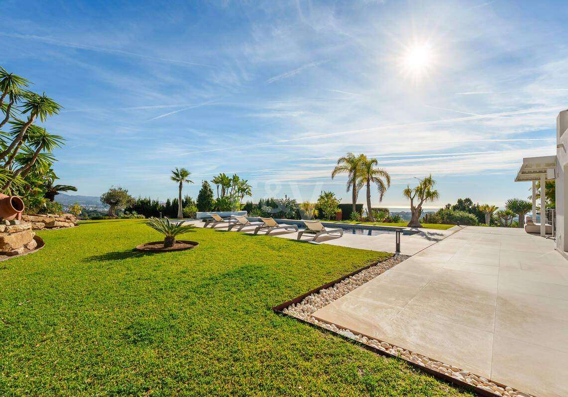 Magnificent Luxury Villa with Independent Guest House and Panoramic Sea Views