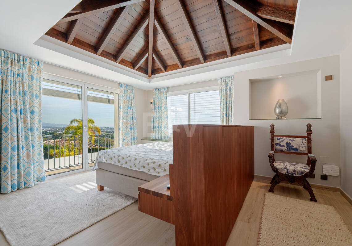 Magnificent Luxury Villa with Independent Guest House and Panoramic Sea Views