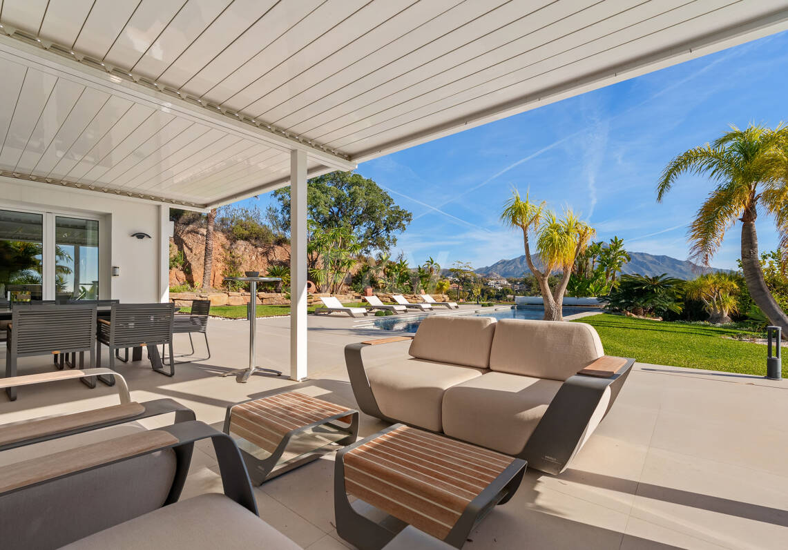 Magnificent Luxury Villa with Independent Guest House and Panoramic Sea Views