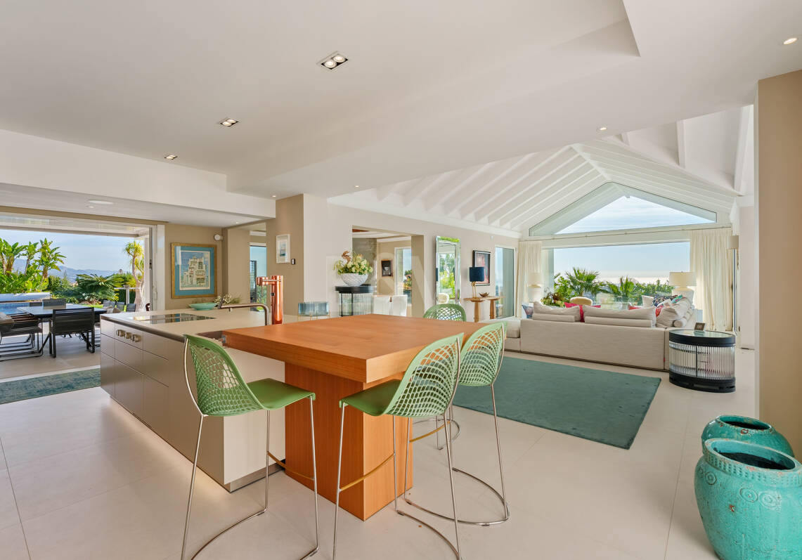 Magnificent Luxury Villa with Independent Guest House and Panoramic Sea Views