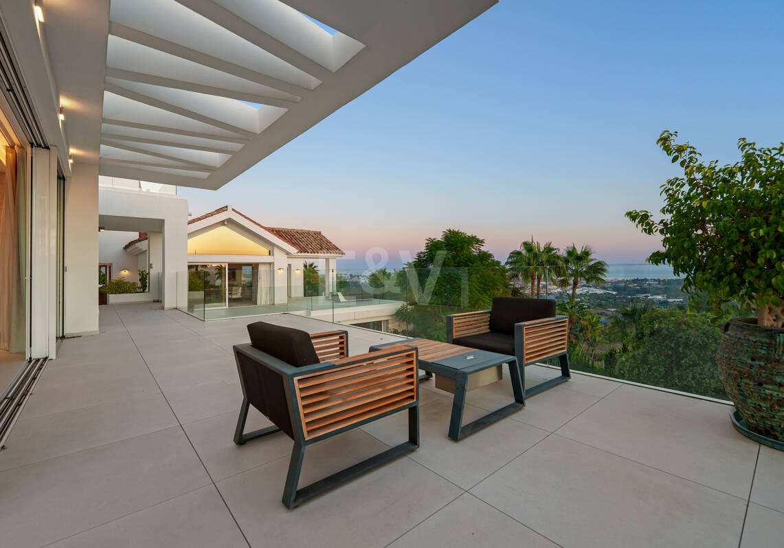 Magnificent Luxury Villa with Independent Guest House and Panoramic Sea Views