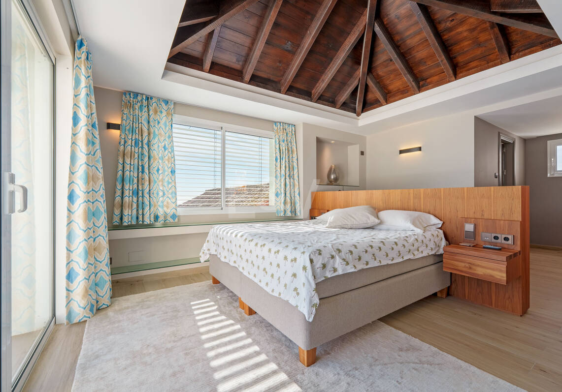Magnificent Luxury Villa with Independent Guest House and Panoramic Sea Views