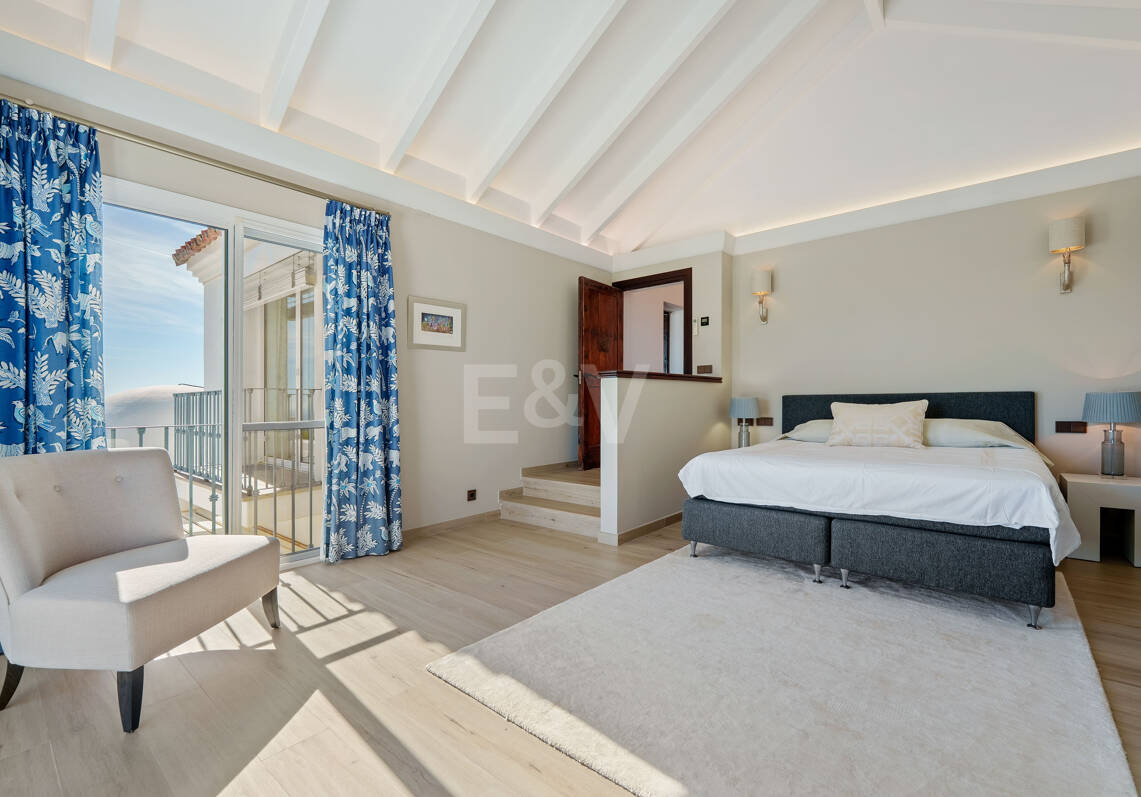 Magnificent Luxury Villa with Independent Guest House and Panoramic Sea Views