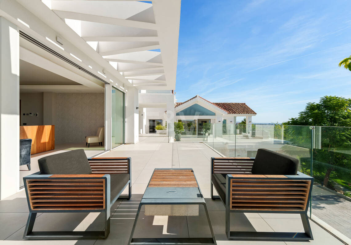 Magnificent Luxury Villa with Independent Guest House and Panoramic Sea Views