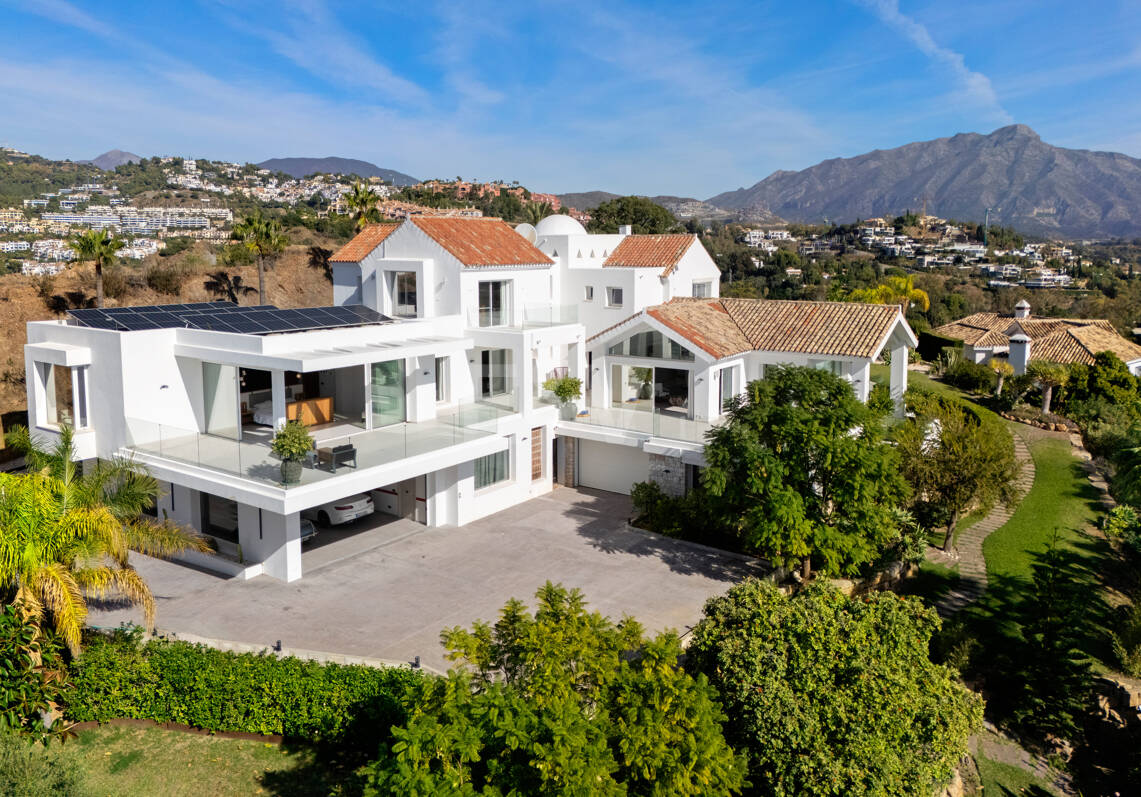 Magnificent Luxury Villa with Independent Guest House and Panoramic Sea Views